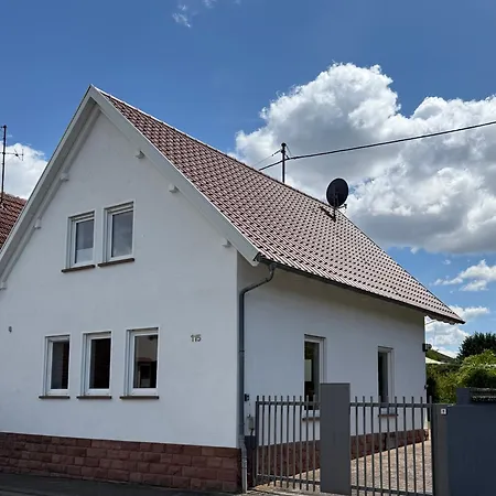 펜션 Wein & Wald Mit Gartensauna 랜다우인더펠즈